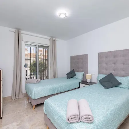 Prázdninový dům Cozy 4 Bedroom Townhouse With Swimming Pool *
