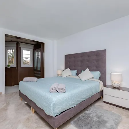 Cozy 4 Bedroom Townhouse With Swimming Pool Prázdninový dům *